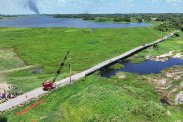 Vista aérea del Puente La Hamaca durante el inicio de la obra que sustituirá la antigua estructura en Vernet, Macuspana.