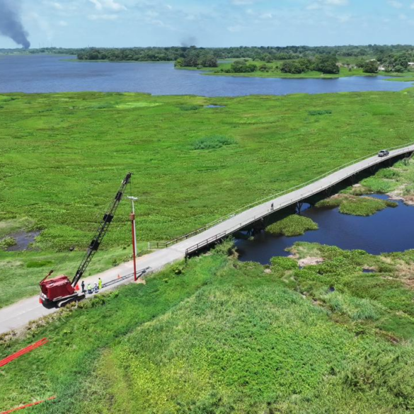 Vista aérea del Puente La Hamaca durante el inicio de la obra que sustituirá la antigua estructura en Vernet, Macuspana.