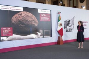 Claudia Sheinbaum informa sobre la repatriación de bienes culturales recuperados por el INAH durante conferencia en Ciudad de México.