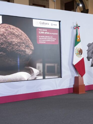 Claudia Sheinbaum informa sobre la repatriación de bienes culturales recuperados por el INAH durante conferencia en Ciudad de México.