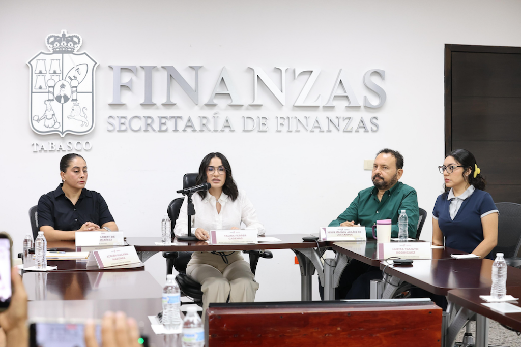 Funcionarios de la Secretaría de Finanzas de Tabasco participan en una reunión informativa encabezada desde la mesa central.