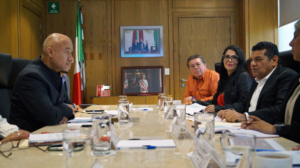 Funcionarios sostienen reunión de trabajo sobre infraestructura carretera y proyectos viales para Tabasco en una sala institucional.