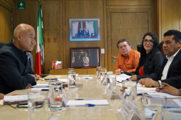 Funcionarios sostienen reunión de trabajo sobre infraestructura carretera y proyectos viales para Tabasco en una sala institucional.