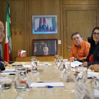 Funcionarios sostienen reunión de trabajo sobre infraestructura carretera y proyectos viales para Tabasco en una sala institucional.