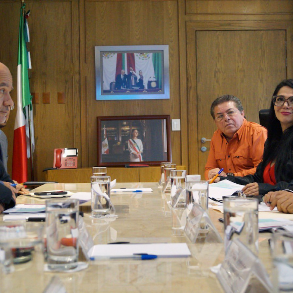 Funcionarios sostienen reunión de trabajo sobre infraestructura carretera y proyectos viales para Tabasco en una sala institucional.