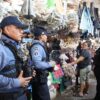 Elementos de la Policía Metropolitana realizan recorridos de seguridad en el Mercado José María Pino Suárez de Villahermosa para reforzar la vigilancia y la proximidad social.