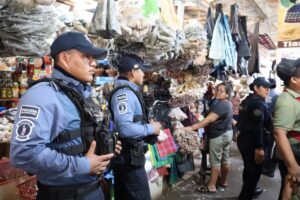 Elementos de la Policía Metropolitana realizan recorridos de seguridad en el Mercado José María Pino Suárez de Villahermosa para reforzar la vigilancia y la proximidad social.