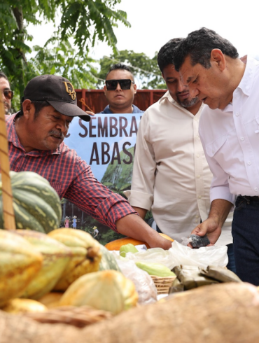 Javier May observa productos cultivados por beneficiarios de Sembrando Vida en Macuspana