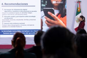 Claudia Sheinbaum presenta una propuesta para proteger a menores del uso excesivo de redes sociales mediante foros nacionales sobre regulación digital.