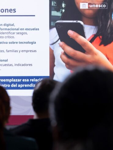 Claudia Sheinbaum presenta una propuesta para proteger a menores del uso excesivo de redes sociales mediante foros nacionales sobre regulación digital.