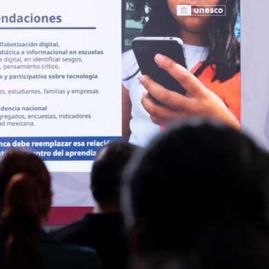 Claudia Sheinbaum presenta una propuesta para proteger a menores del uso excesivo de redes sociales mediante foros nacionales sobre regulación digital.