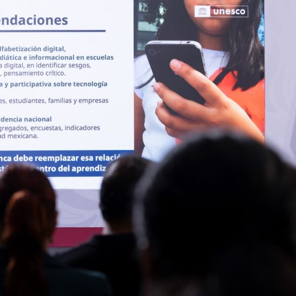 Claudia Sheinbaum presenta una propuesta para proteger a menores del uso excesivo de redes sociales mediante foros nacionales sobre regulación digital.