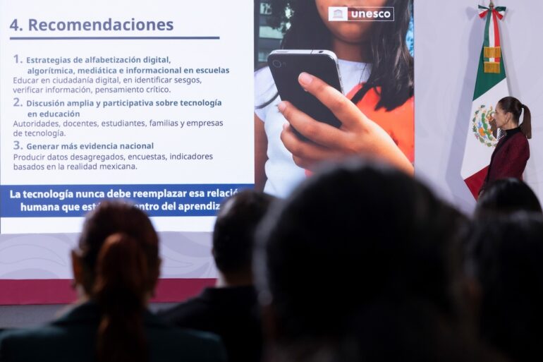 Claudia Sheinbaum presenta una propuesta para proteger a menores del uso excesivo de redes sociales mediante foros nacionales sobre regulación digital.