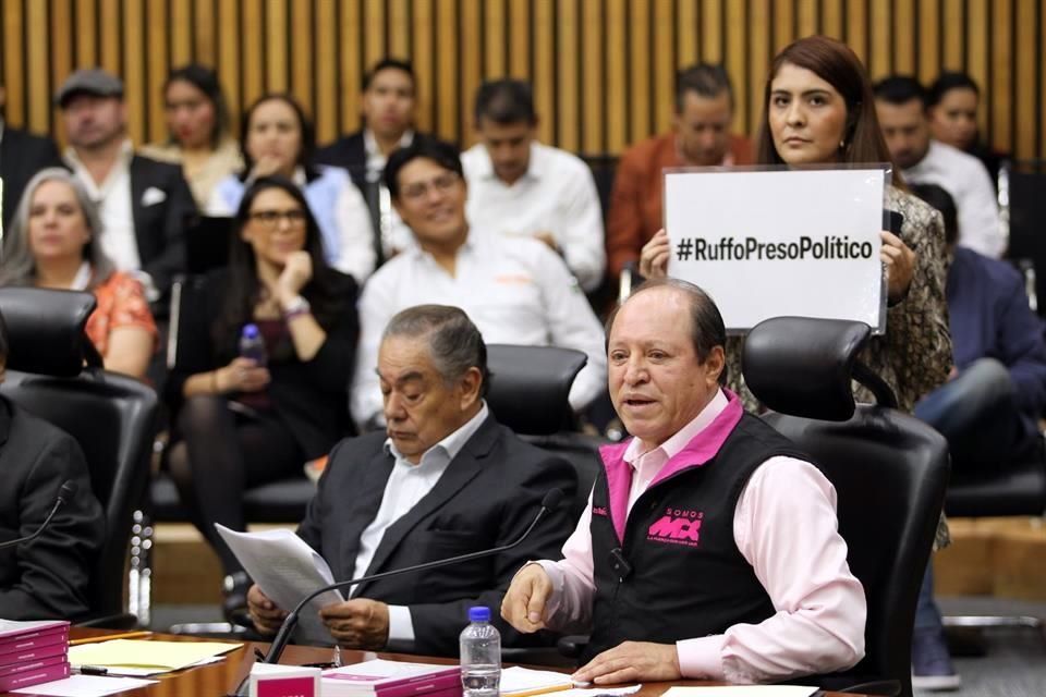 Representantes de Somos México participan en el Consejo General del INE mientras una mujer sostiene un cartel con la frase Ruffo preso político.