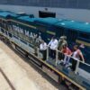 Gobernadores del sureste y personal militar abordo de una locomotora del Tren Maya de carga