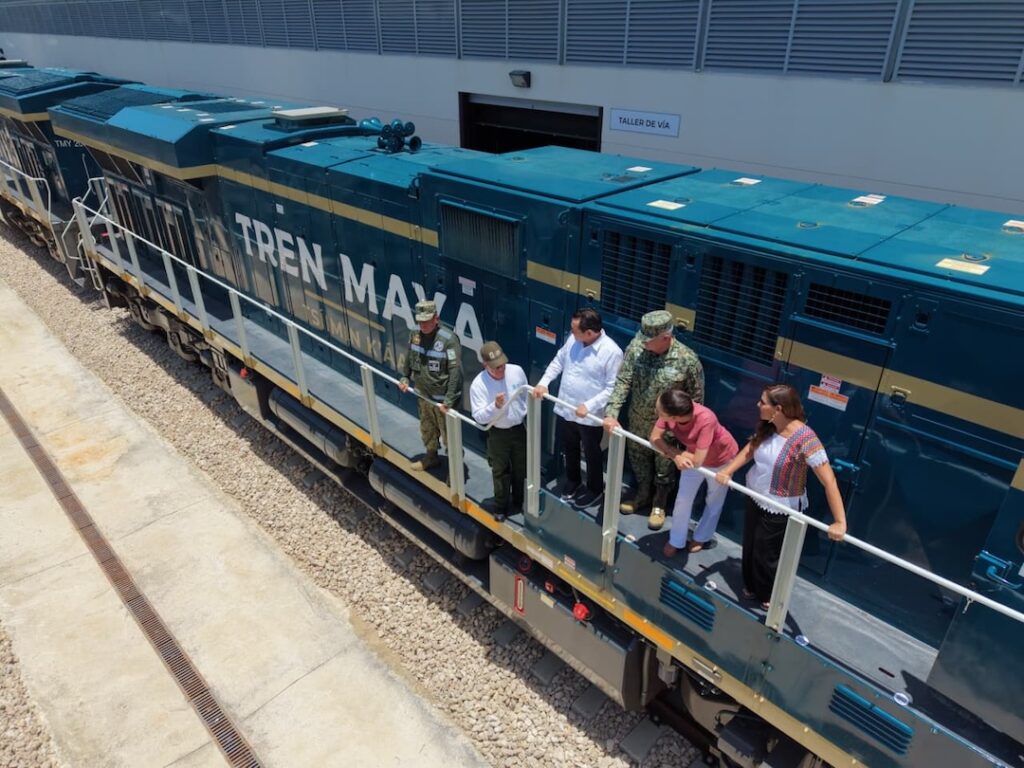 Gobernadores del sureste y personal militar abordo de una locomotora del Tren Maya de carga