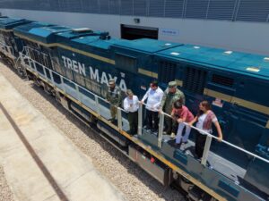 Gobernadores del sureste y personal militar abordo de una locomotora del Tren Maya de carga