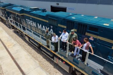 Gobernadores del sureste y personal militar abordo de una locomotora del Tren Maya de carga