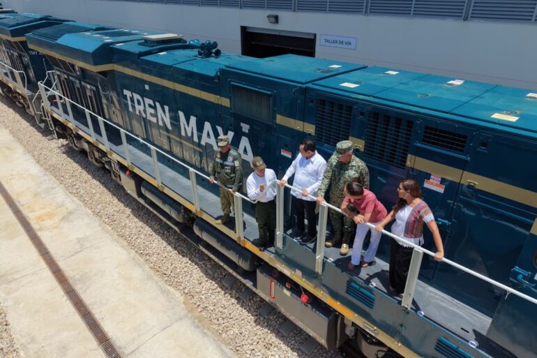 Gobernadores del sureste y personal militar abordo de una locomotora del Tren Maya de carga