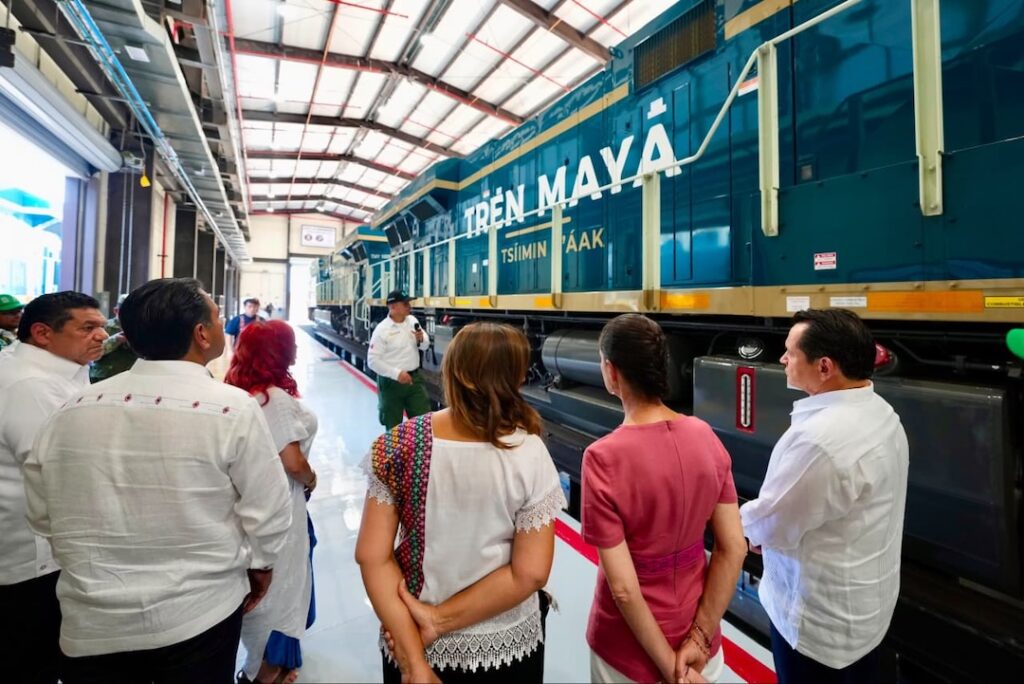 Presidenta Claudia Sheinbaum y gobernadores del sureste inspeccionan una locomotora del Tren Maya de carga en taller