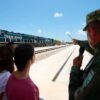 Locomotora del Tren Maya de carga en vía durante recorrido de supervisión en Puerto Morelos