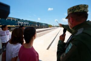Locomotora del Tren Maya de carga en vía durante recorrido de supervisión en Puerto Morelos