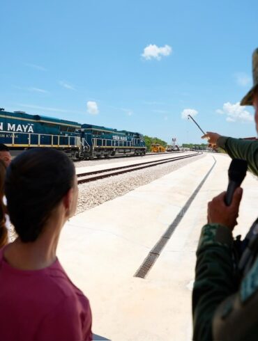 Locomotora del Tren Maya de carga en vía durante recorrido de supervisión en Puerto Morelos