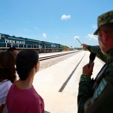 Locomotora del Tren Maya de carga en vía durante recorrido de supervisión en Puerto Morelos
