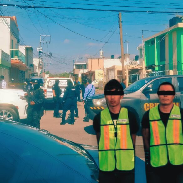Tres personas detenidas con chalecos de identificación son presentadas por autoridades de Tabasco, con peritos y vehículos oficiales al fondo