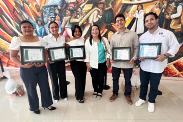 Estudiantes de la UJAT reciben reconocimiento del CITIC por excelencia académica durante la Jornada de Ingeniería Civil en Tabasco.