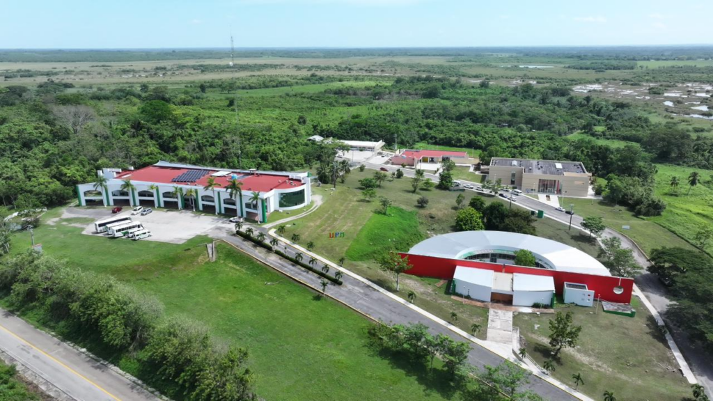 Vista aérea del campus de la Universidad Politécnica Mesoamericana, en la comunidad de Sueños de Oro, Tenosique