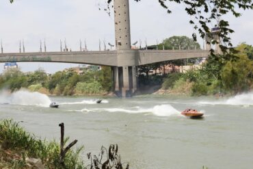 Embarcaciones compiten en las 50 Leguas del Grijalva frente al Mirador de las Águilas