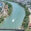 Embarcación de las 50 Leguas navega por el río Grijalva en Villahermosa