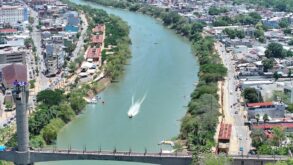 Embarcación de las 50 Leguas navega por el río Grijalva en Villahermosa