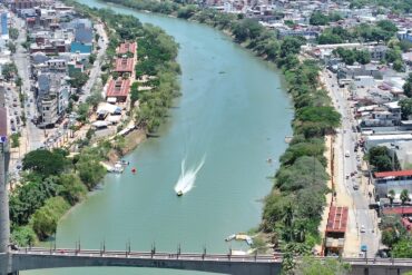 Embarcación de las 50 Leguas navega por el río Grijalva en Villahermosa