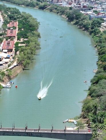 Embarcación de las 50 Leguas navega por el río Grijalva en Villahermosa