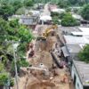 Vista aérea de maquinaria y cuadrillas trabajando en la rehabilitación de la red de agua en la colonia Vicente Guerrero, Frontera, Centla