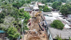 Vista aérea de maquinaria y cuadrillas trabajando en la rehabilitación de la red de agua en la colonia Vicente Guerrero, Frontera, Centla