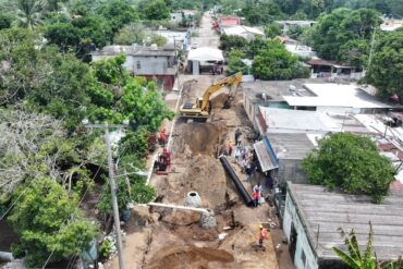 Vista aérea de maquinaria y cuadrillas trabajando en la rehabilitación de la red de agua en la colonia Vicente Guerrero, Frontera, Centla