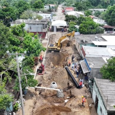 Vista aérea de maquinaria y cuadrillas trabajando en la rehabilitación de la red de agua en la colonia Vicente Guerrero, Frontera, Centla