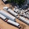 Tráileres cargados con tambos de combustible robado incautados en un operativo contra el huachicol en Tabasco