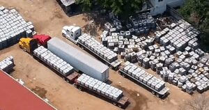 Tráileres cargados con tambos de combustible robado incautados en un operativo contra el huachicol en Tabasco