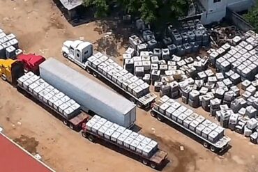 Tráileres cargados con tambos de combustible robado incautados en un operativo contra el huachicol en Tabasco