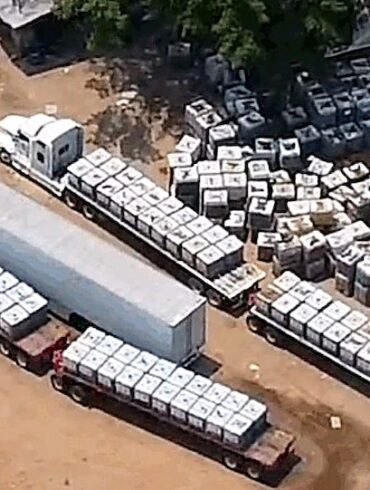 Tráileres cargados con tambos de combustible robado incautados en un operativo contra el huachicol en Tabasco