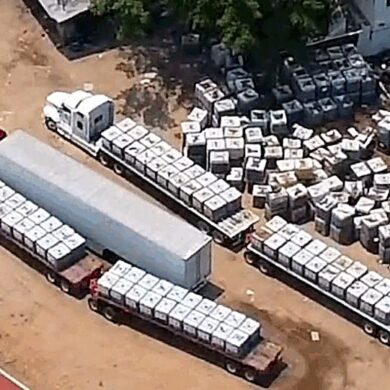 Tráileres cargados con tambos de combustible robado incautados en un operativo contra el huachicol en Tabasco