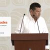 Javier May durante una conferencia; el visual informa ocho actividades semanales y ocho recorridos por los 17 municipios de Tabasco.