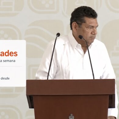 Javier May durante una conferencia; el visual informa ocho actividades semanales y ocho recorridos por los 17 municipios de Tabasco.