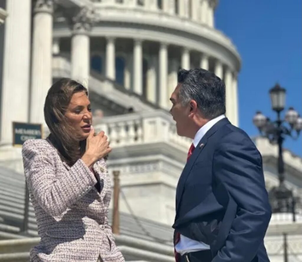 Alejandro Moreno conversa con la congresista María Elvira Salazar frente al Capitolio de Estados Unidos