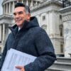Alejandro Alito Moreno frente al Capitolio de Estados Unidos durante una visita a Washington