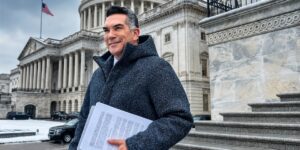Alejandro Alito Moreno frente al Capitolio de Estados Unidos durante una visita a Washington